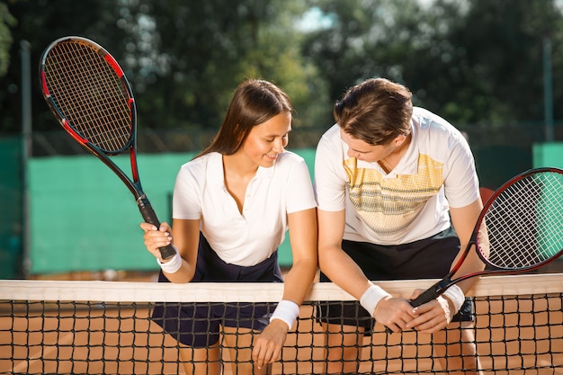 Koppel op tennisbaan