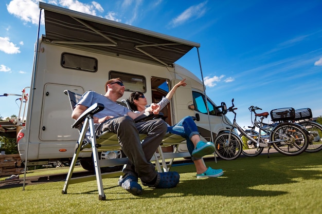 Koppel op vakantie op een camping. Caravan auto VR Vakantie. Familie vakantiereizen, vakantiereis in camper