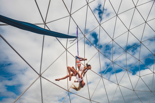 Koppel teamgenoten van acrobatiek luchtdans traing samen voor een perfecte tentoonstelling, gebalanceerd en synchroon