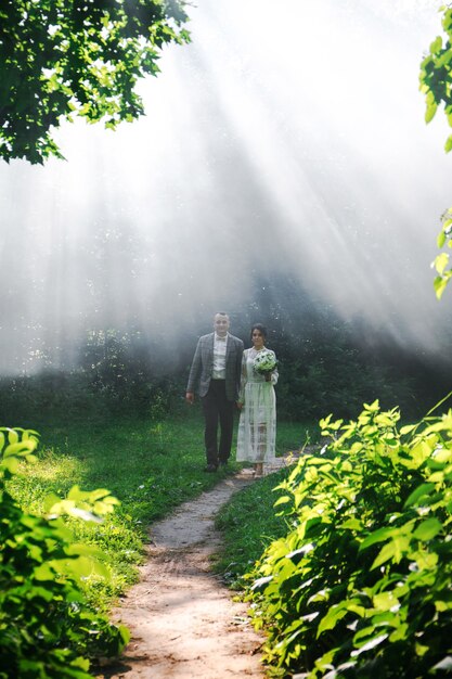 Koppel tegen een witte mist in het park. bruiloft fotoshoot