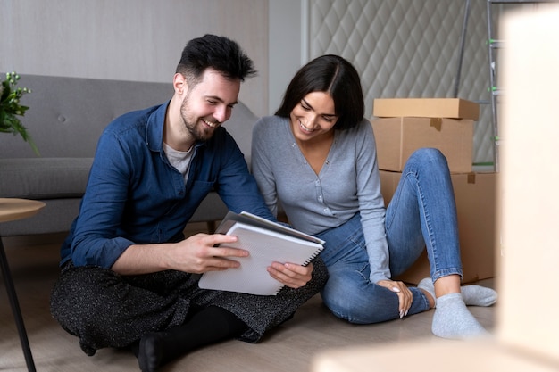 Foto koppel verhuist naar hun nieuwe huis