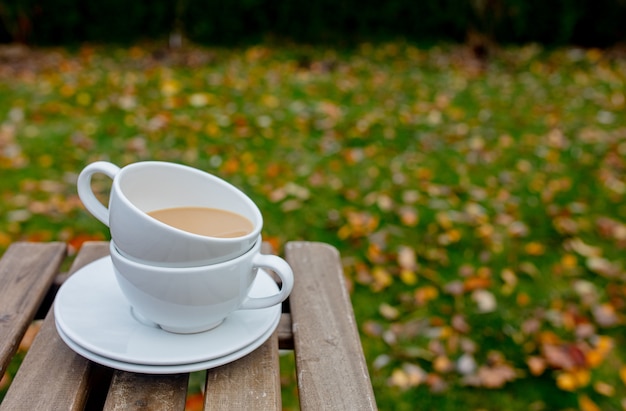 Koppen met een koffie op tafel