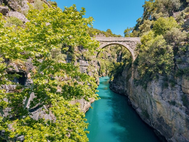 Photo koprulu ancient bridge in tazi canyon in antalya region