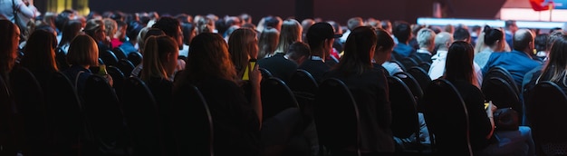 koptekst voorblad van achteraanzicht van luisterend publiek Sprekers op het podium in de conferentiezaal of seminarvergadering, zaken en onderwijs over investeringsconcept