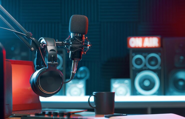 Foto koptelefoon en microfoon bij het radiostation