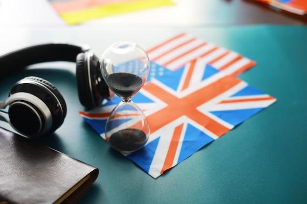 Koptelefoon en vlag De studie van vreemde vakken Audioboeken in een vreemde taal Taallessen Luisteren