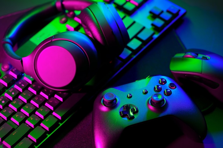 Foto koptelefoon joystick en computer toetsenbord op zwarte tafel