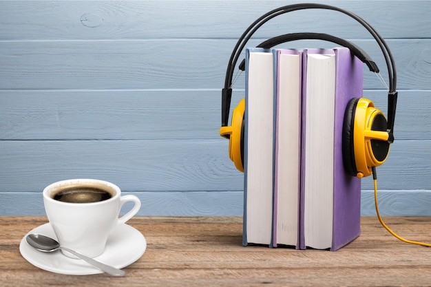 Koptelefoon, koffie en boek