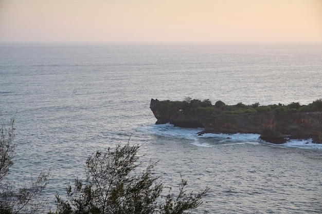 Foto koraalstrand tijdens de gouden zonsondergang baron beach wonosari gunungkidul