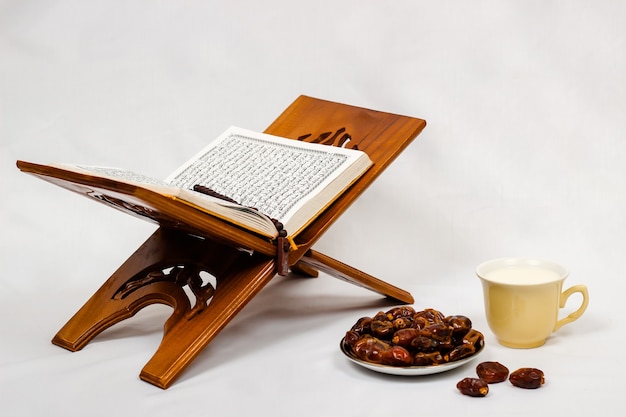 Koran dadels en een glas melk geïsoleerd op een witte achtergrond