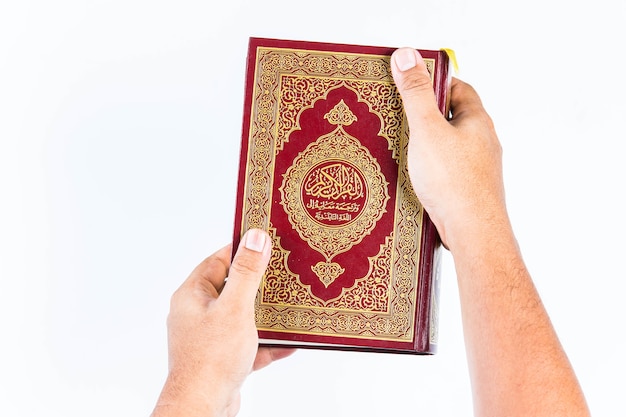 Corano in mano - libro sacro dei musulmani (oggetto pubblico di tutti i musulmani) corano in mano