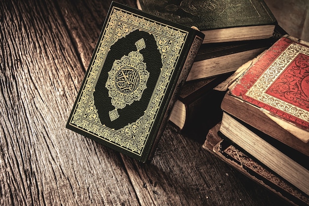 Koran - heilig boek van moslims openbaar item van alle moslims op tafel, stilleven.