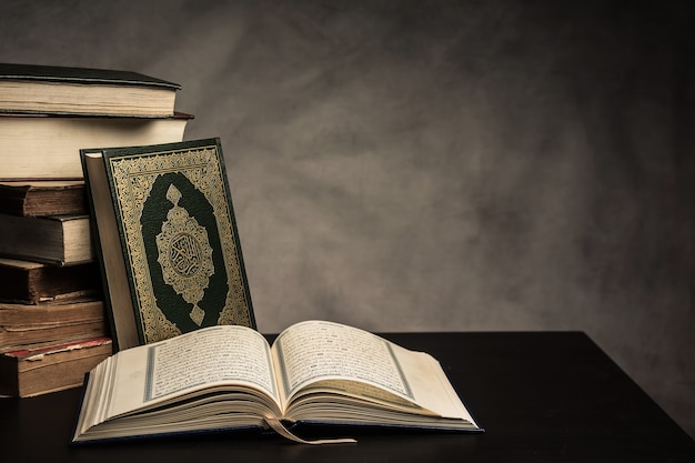 Koran - heilig boek van moslims (openbaar item van alle moslims) op tafel