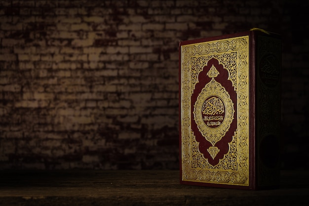 Koran - heilig boek van moslims (openbare punt van alle moslims) op de tafel, stilleven