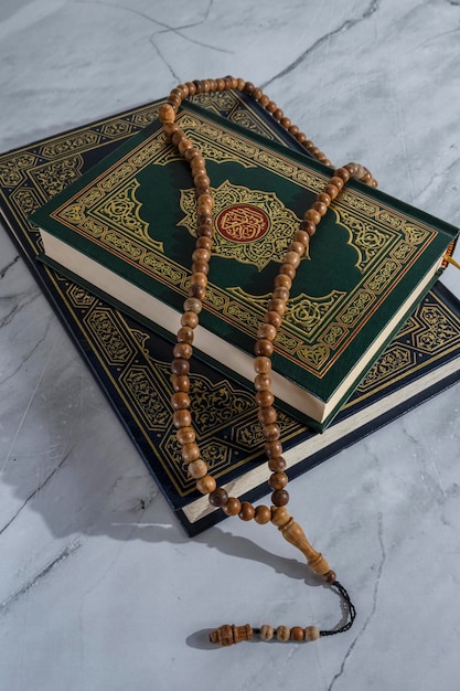 Koran Heilige Boek Gesloten met Tasbeeh