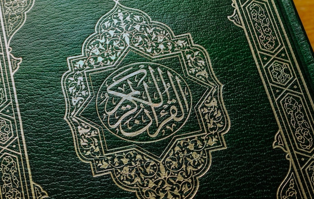 Koran heilige boeken van moslims De heilige Koran met Arabische kalligrafie betekent de Edele Koran in flat