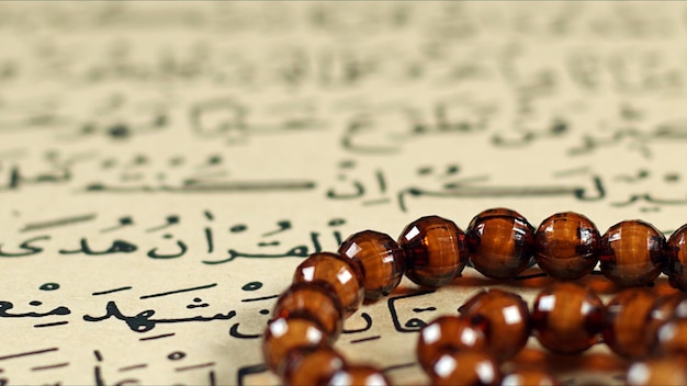 Koran, het heilige boek van de moslimreligie en Pray Counting Bead Photo
