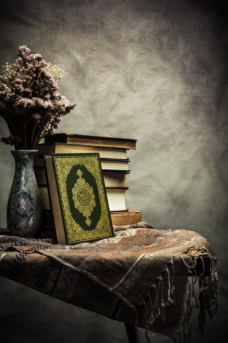 Photo koran - holy book of muslims ( public item of all muslims ) on the table , still life 