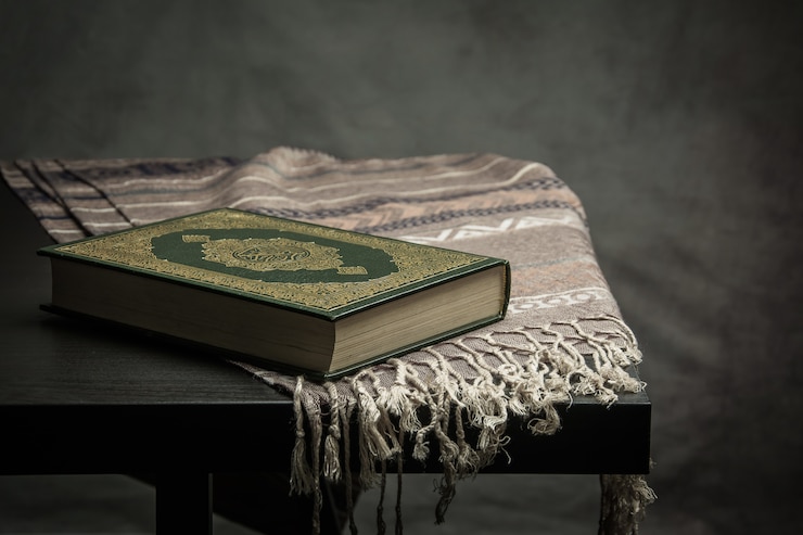 Фотография коран - священная книга мусульман (публичный предмет всех мусульман) на столе, натюрморт