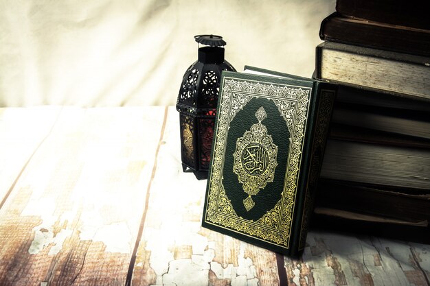 Photo koran - holy book of muslims ( public item of all muslims ) on the table , still life