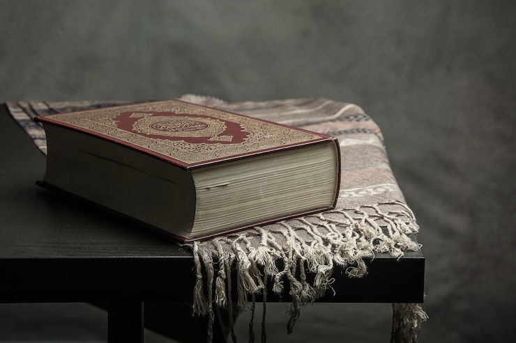 Фотография коран - священная книга мусульман (общественный пункт всех мусульман) на столе