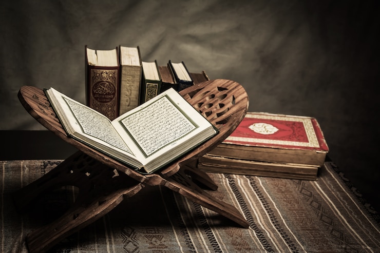 Photo koran - holy book of muslims ( public item of all muslims ) on the table 