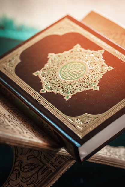 Фото Коран, священная книга мусульман, публичный предмет всех мусульман на столе