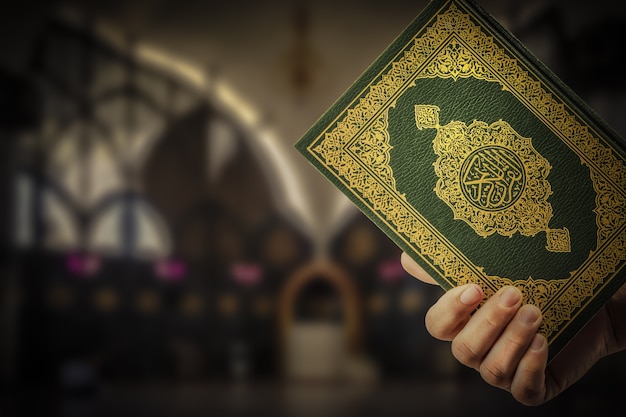 Koran in de hand - heilig boek van moslims