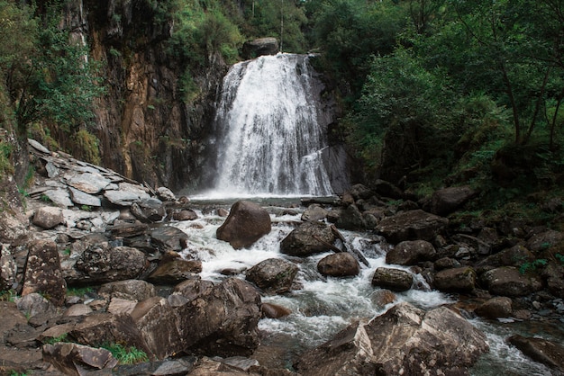 Korbuwaterval bij Lake Teletskoye