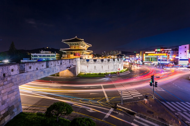 Punto di riferimento e parco della corea dopo il tramonto, architettura tradizionale a suwon, fortezza nel tramonto, corea del sud di hwaseong.