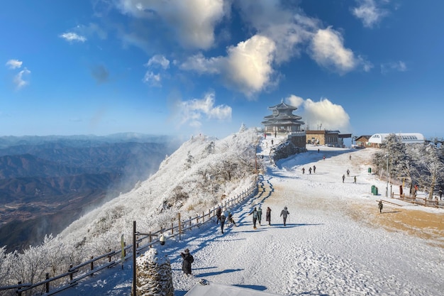 Photo korea winter and tourists atop deogyusan mountain at deogyusan national park near muju south korea