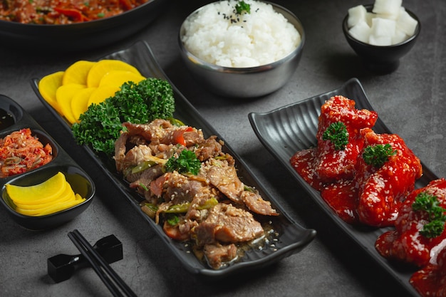 Koreaans eten Bulgogi of gemarineerd rundvlees barbecue klaar om te serveren