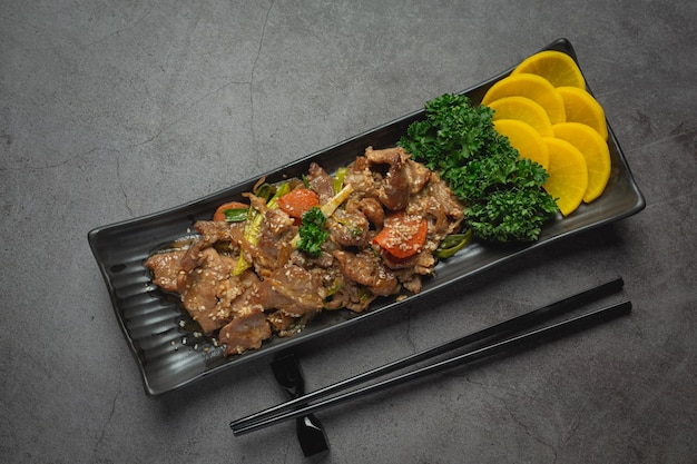 Koreaans eten Bulgogi of gemarineerd rundvlees barbecue klaar om te serveren