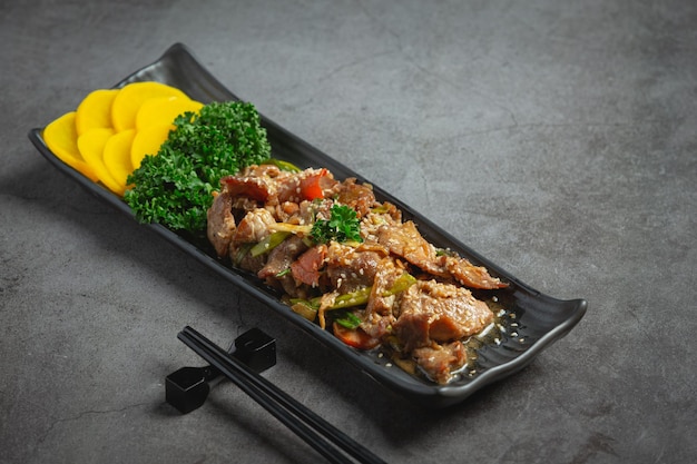 Koreaans eten Bulgogi of gemarineerd rundvlees barbecue klaar om te serveren