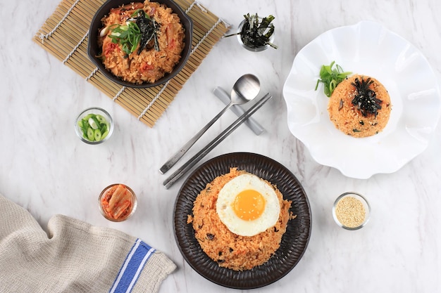 Koreaans eten Kimchi gebakken rijst met gebakken ei bij het eten met verse Kimchi-kool bovenaanzicht