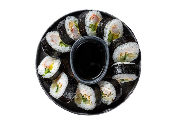 Koreaans rijstbroodje Kimbap of gimbap gemaakt van gestoomde witte rijst geïsoleerd op een witte achtergrond