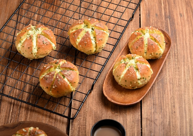 Koreaans roomkaas lookbrood Brood gevuld met roomkaas overgoten met knoflook en botersaus