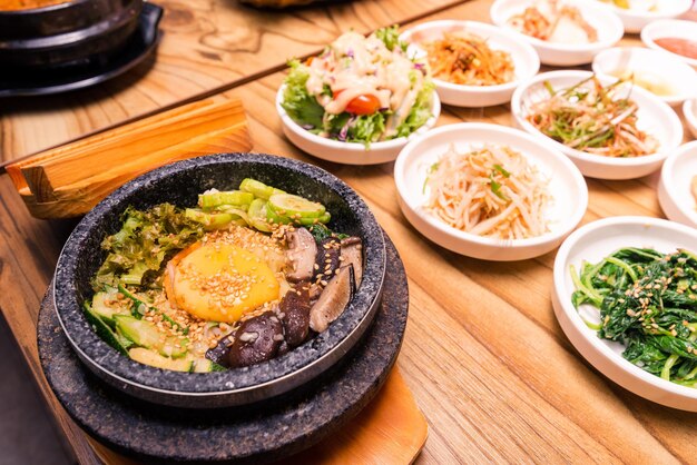 Koreaans traditioneel gerecht bibimbap gemengde rijst met groenten Inclusief rundvlees en gebakken ei en augurken set