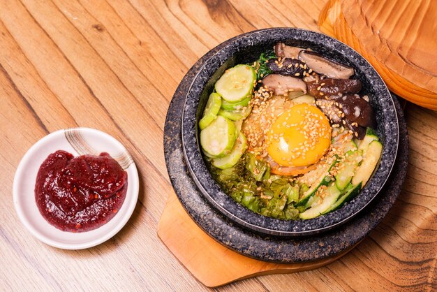 Koreaans traditioneel gerecht bibimbap gemengde rijst met groenten Inclusief rundvlees en gebakken ei