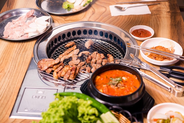 Koreaanse BBQ-set Rundvlees voor grill op fornuis serveren met groente- en soephouten tafel