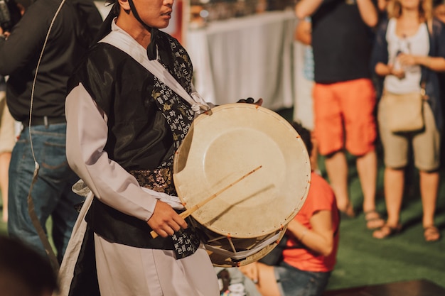 Koreaanse folk man presteren met traditionele instrument buiten