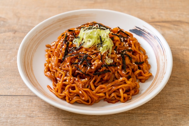 Koreaanse hete en pittige instant noodle met kimchi