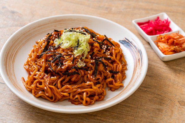 Koreaanse hete en pittige instant noodle met kimchi