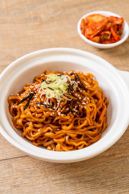 Koreaanse hete en pittige instant noodle met kimchi