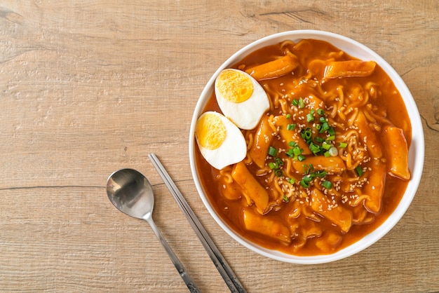 Koreaanse instant noedels en tteokbokki in koreaanse pikante saus, rabokki. koreaanse eetstijl