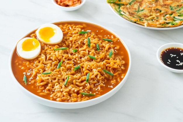 Koreaanse instant noedels met ei