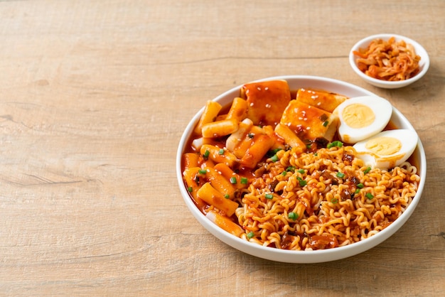 Koreaanse instant noedels met Koreaanse rijstwafel en viskoek en gekookt ei - Rabokki - Korean food style