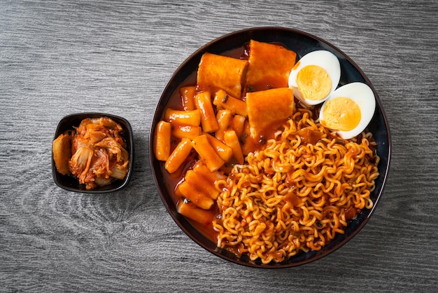 Koreaanse instant noedels met Koreaanse rijstwafel en viskoek en gekookt ei - Rabokki - Korean food style