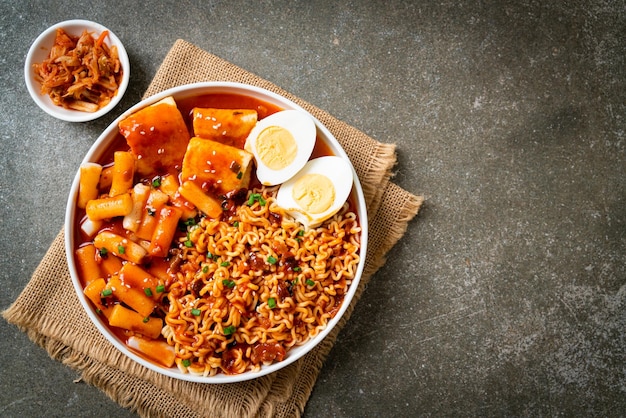 Koreaanse instant noedels met Koreaanse rijstwafel en viskoek en gekookt ei - Rabokki - Korean food style