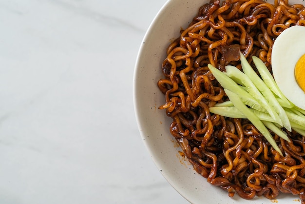 Koreaanse Instant Noodle met Zwarte Bonensaus Jajangmyeon of JJajangmyeon